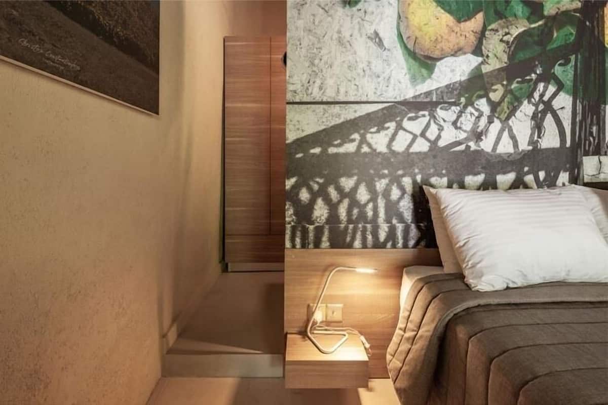 Deluxe Studio | Cribs (surcharge), WiFi (free), bed sheets