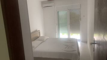 2 bedrooms, iron/ironing board, travel crib, WiFi (free)