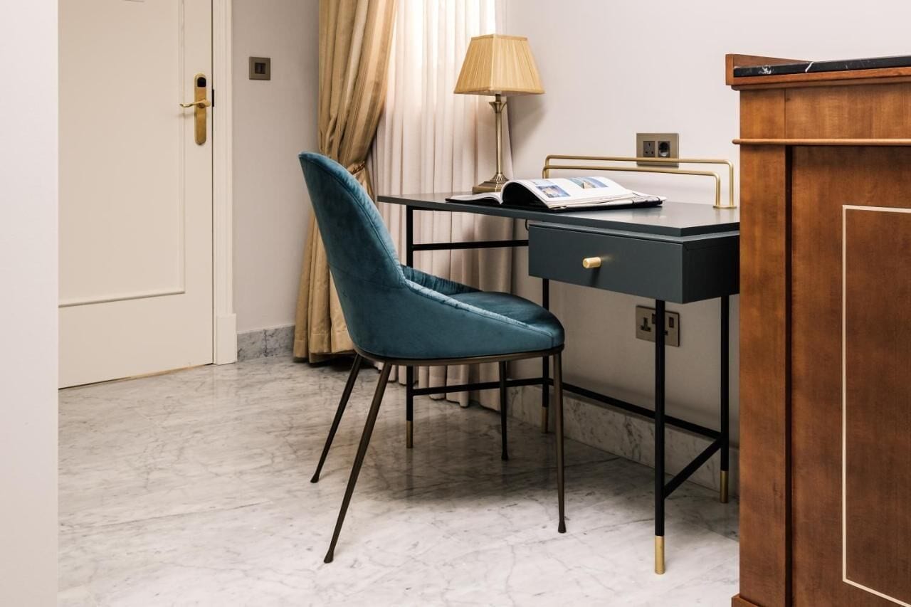 deluxe double or twin room | 1 bedroom, minibar, in-room safe, desk