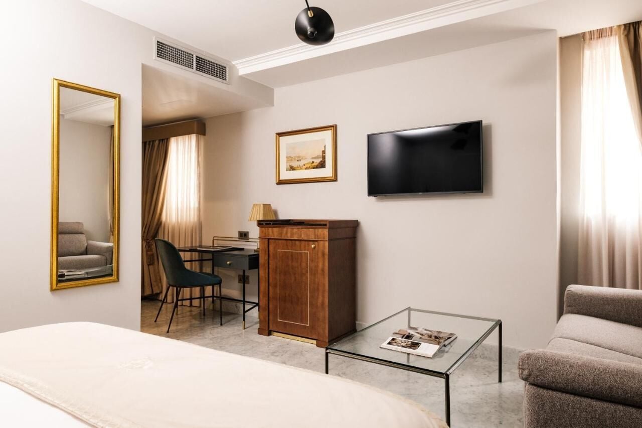 deluxe double or twin room | 1 bedroom, minibar, in-room safe, desk