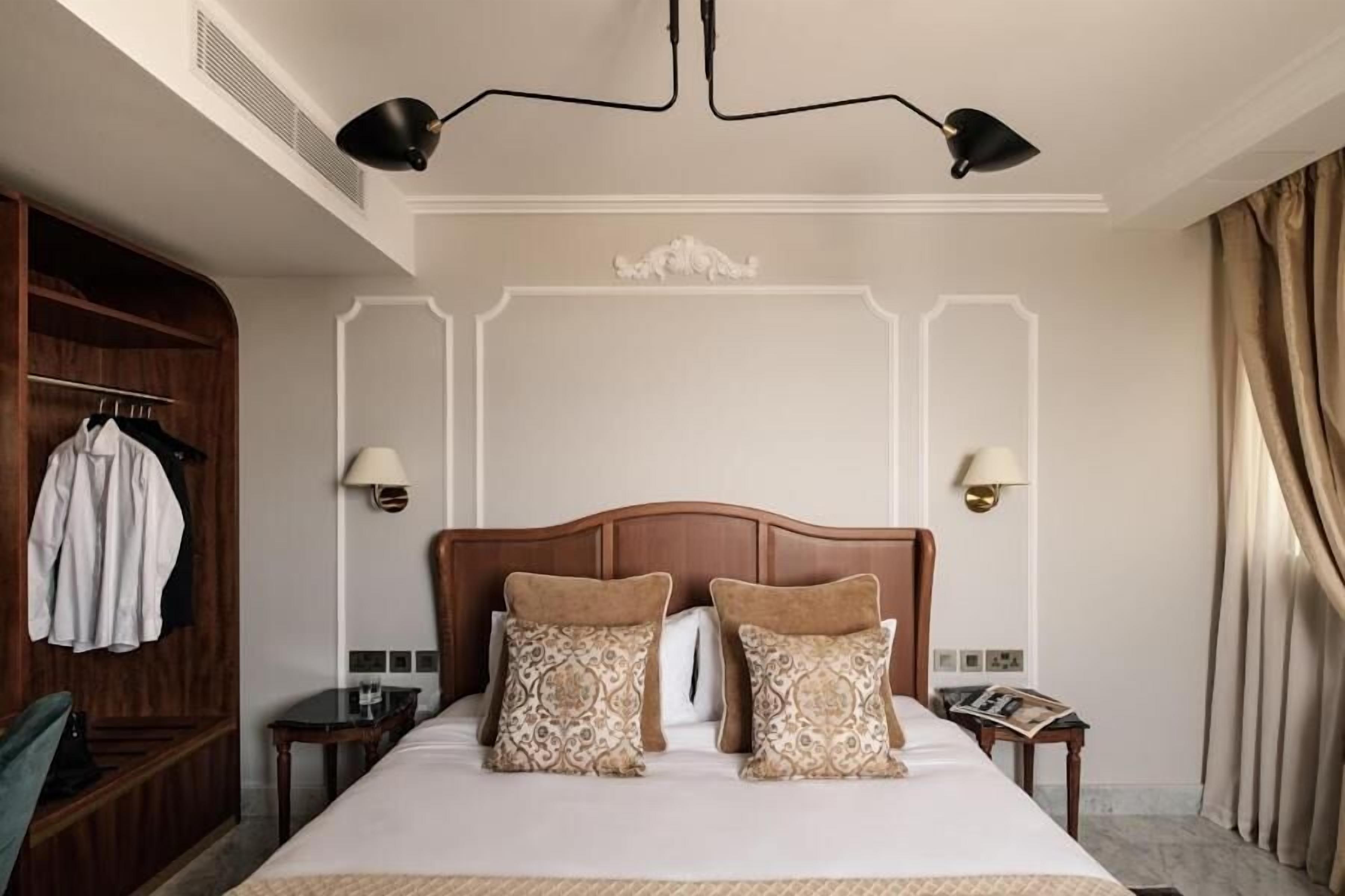 classic double or twin room | 1 bedroom, minibar, in-room safe, desk