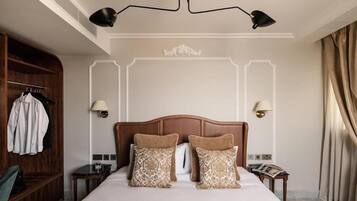 Classic Double or Twin Room | Minibar, in-room safe, desk, laptop workspace