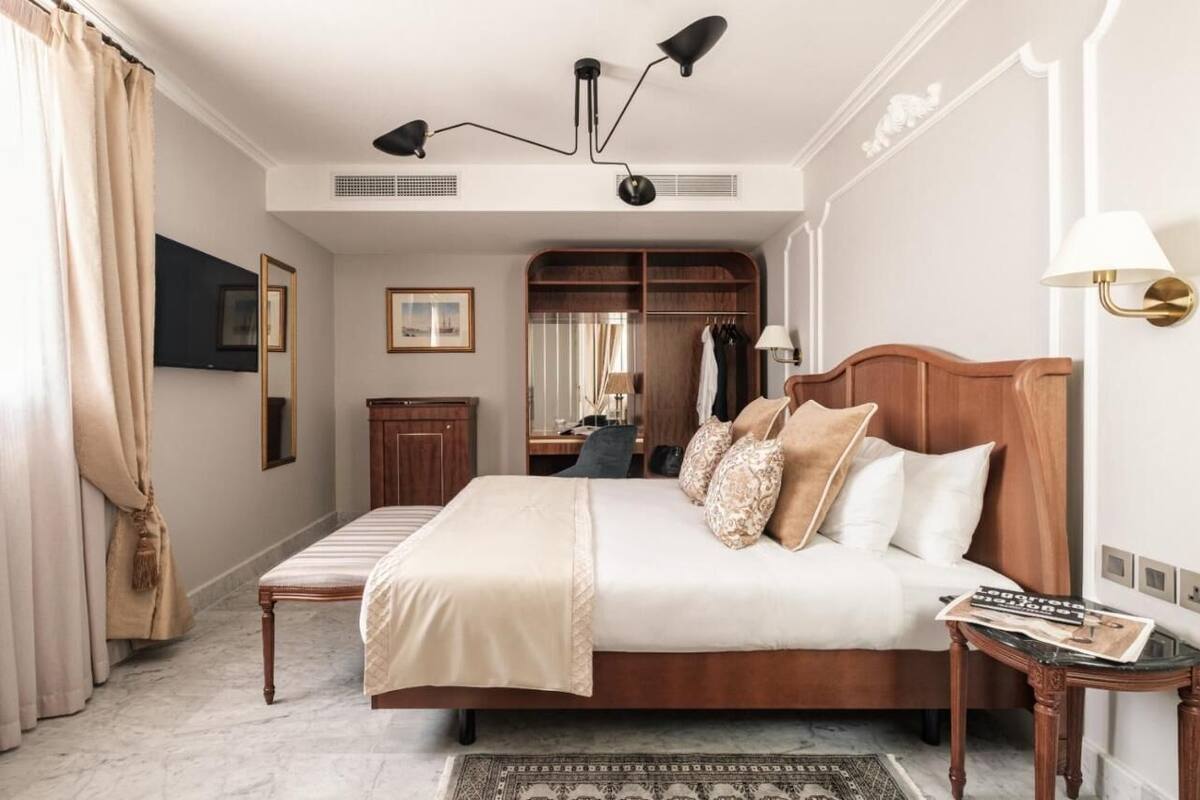 classic double or twin room | 1 bedroom, minibar, in-room safe, desk