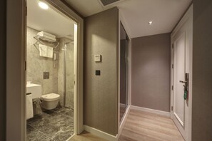 Habitación doble Premium | Área de sala de estar | Televisión LCD de 32 pulgadas con canales vía satélite y televisión