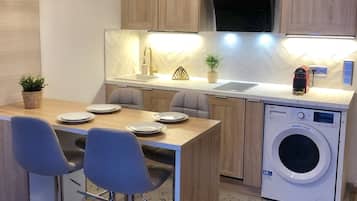 Fridge, microwave, stovetop, dishwasher