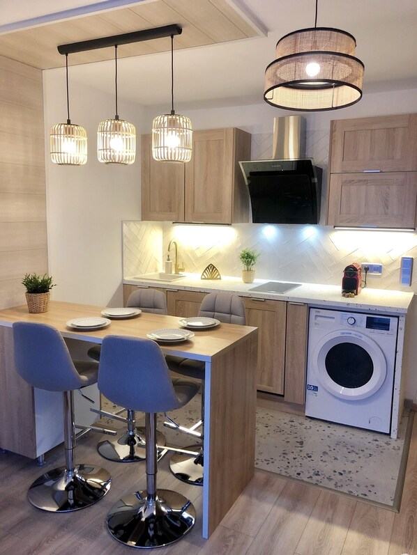 Fridge, microwave, stovetop, dishwasher