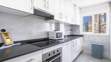 Frigorífico, microondas, horno y placa de cocina