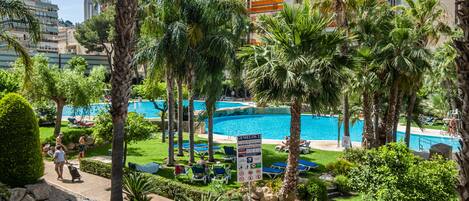 Een verwarmd zwembad