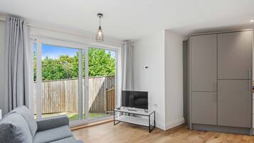 Family Apartment | Ruang tamu | TV skrin rata