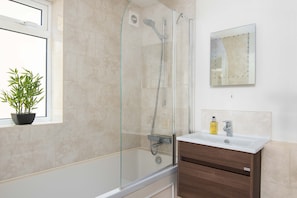 Family Apartment | Bathroom | Combined shower/tub