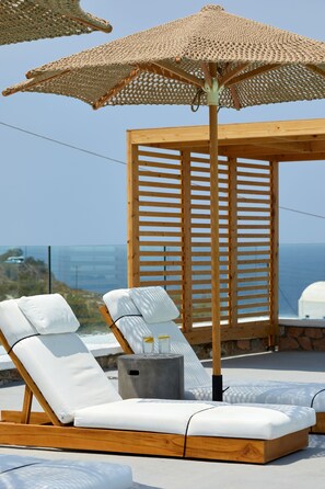Outdoor pool, sun loungers - Symmetry Suites (Santorini)