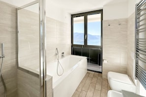 Bathtub, free toiletries, hair dryer, bidet - THE VIEW by Design Studio (Perledo)