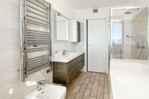 Bathtub, free toiletries, hair dryer, bidet - THE VIEW by Design Studio (Perledo)