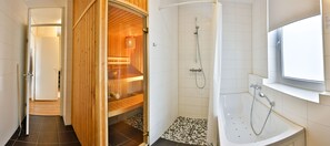 Apartment | Bathroom | Separate tub and shower, towels - Dormio resort Eifeler Tor (Heimbach)