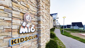A stone building with a sign for a kids club. - Dormio resort Eifeler Tor (Heimbach)