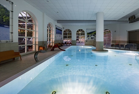 Una piscina techada, una piscina al aire libre de temporada