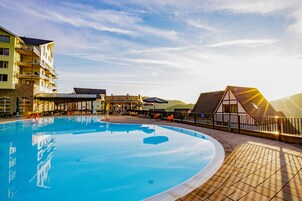 Innenpool, Außenpool (je nach Saison geöffnet)