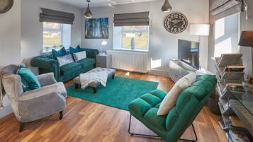 House | Living area | 32-inch flat-screen TV with digital channels, TV