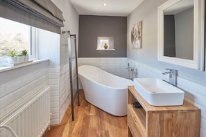 House | Bathroom | Separate tub and shower, towels - No. 9 Victoria Road (Richmond)