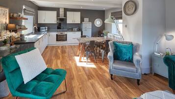 House | Living area | 32-inch flat-screen TV with digital channels, TV