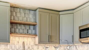 Coffee/tea maker, fridge, microwave, stovetop