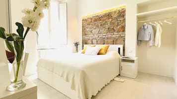 3 bedrooms, desk, iron/ironing board, travel cot