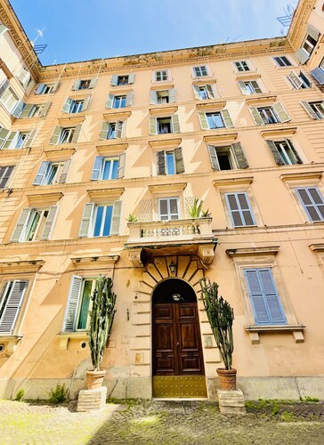 Fantastic 3 Bedroom Apartment In Center Of Rome. Beautifully Remodeled!