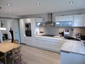 Fridge, microwave, oven, stovetop - Vacation apartment Ulm-Elchingen, LEGOLAND, Ulm Christmas market until 06.01.2026 (Elchingen)