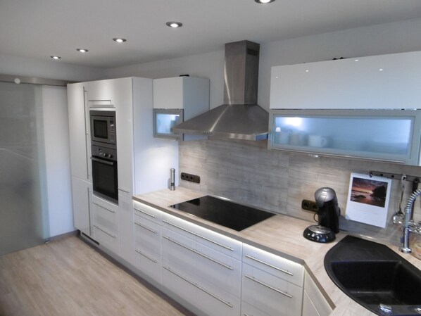 Fridge, microwave, oven, stovetop - Vacation apartment Ulm-Elchingen, LEGOLAND, Ulm Christmas market until 06.01.2026 (Elchingen)