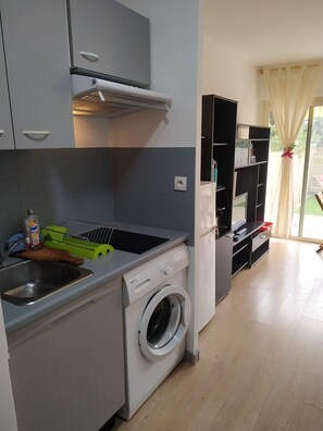 Kühlschrank, Mikrowelle, Herdplatte, Wasserkocher mit Kaffee-/Teezubehör