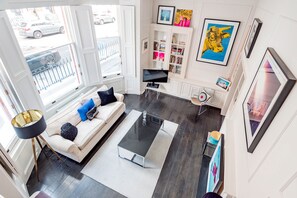 35-inch TV with cable channels, books - Chic Chelsea Home near South Kensington by UnderTheDoormat (London)