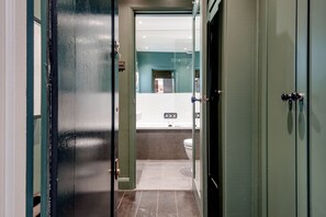 Comfort-Apartment (1 Bedroom) | Badezimmer | Badewanne, Designer-Toilettenartikel, Haartrockner, Handtücher