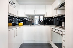 舒适公寓 (1 Bedroom) | 私人厨房 | 冰箱、烤箱、炉灶、茶具/咖啡用具