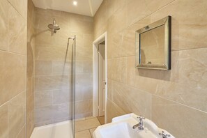 Maison | Salle de bain | Baignoire et douche séparées, serviettes fournies