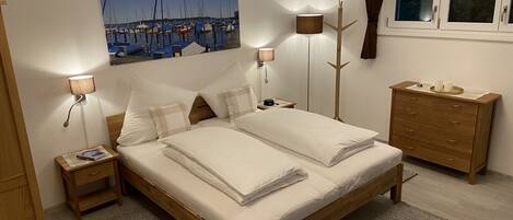 1 slaapkamer, een kluis op de kamer, een bureau, reisbedje