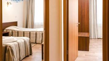 Työpöytä, kannettavalle tietokoneelle sopiva työtila, ilmainen Wi-Fi