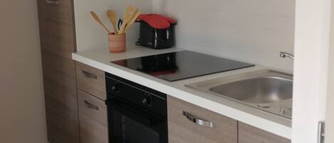 Frigorifero, microonde, forno, piano cottura