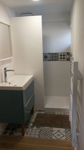 Shower, towels