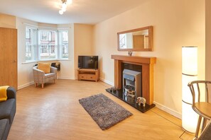 Maison | Coin séjour | Télévision à écran plat de 32 pouces avec chaînes numériques, télévision