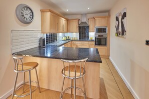 Hus | Eget kök | Kylskåp, mikrovågsugn, ugn och spishäll