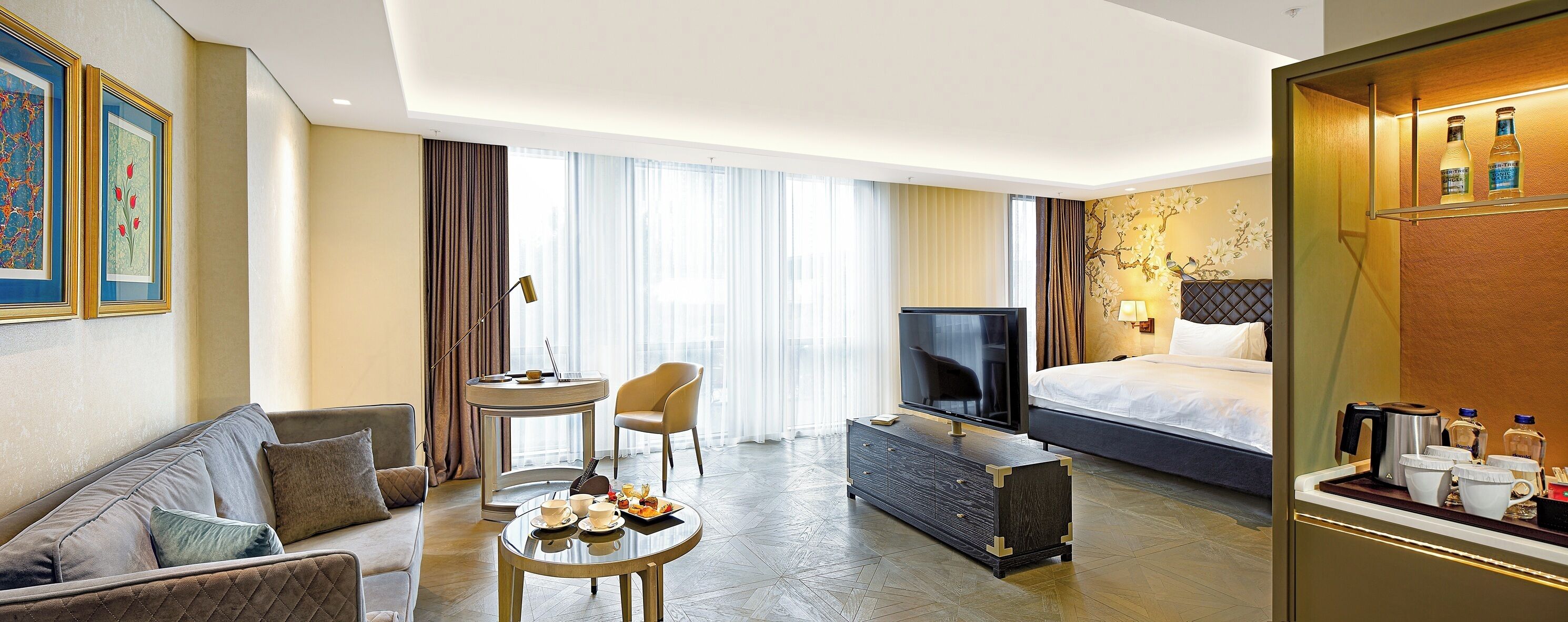 Junior Suite | Egyptian cotton sheets, premium bedding, down comforters, in-room safe