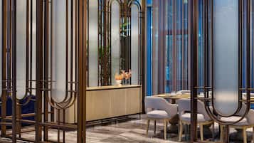 Desayuno buffet (EUR 23 por persona)