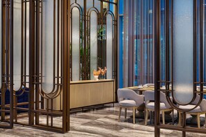 每日供应自助式早餐（每人 EUR 23）