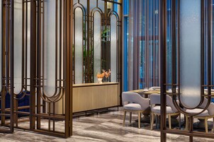 每日供应自助式早餐（每人 EUR 23）