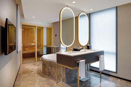 Presidential Suite | Bathroom | Combined shower/bathtub, free toiletries, hair dryer, bathrobes. Wanda Vista Istanbul