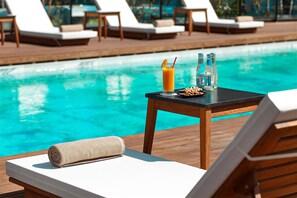 Piscine intérieure, piscine extérieure en saison, chaises longues