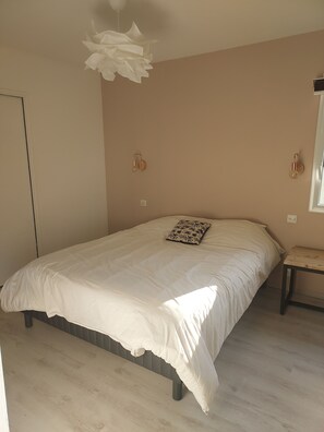 4 bedrooms, WiFi, wheelchair access - Quiet house with heated pool (Renac)