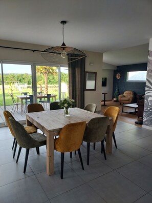 Dining - Quiet house with heated pool (Renac)