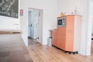 Frigorífic, microones, forn i placa de cuina