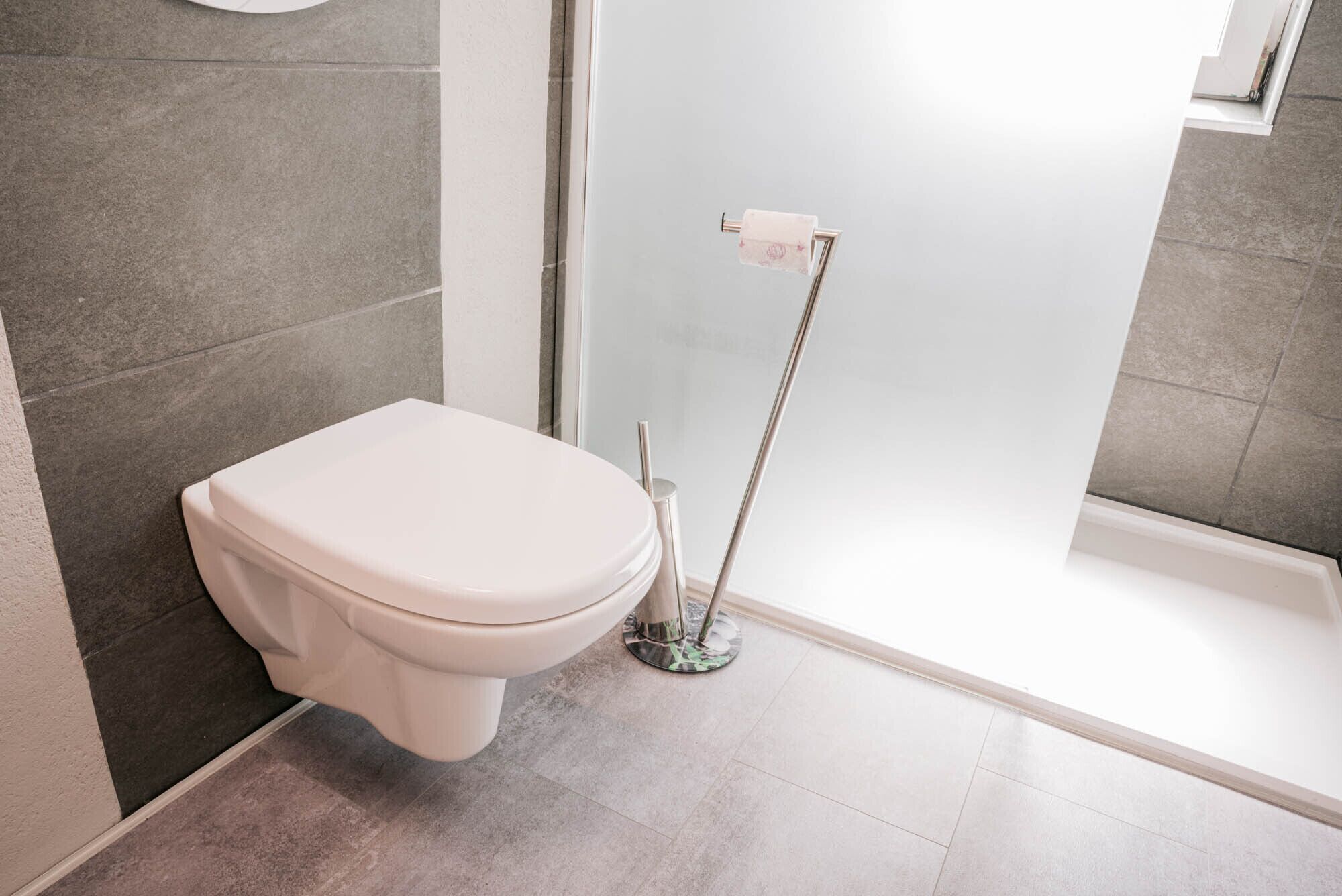 Een douche, handdoeken, toiletpapier